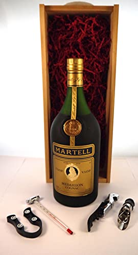 Martell Medaillon VSOP Cognac 1980’s (cork stopper) (100cls) in einer Geschenkbox, da zu 4 Weinaccessoires, 1 x 700ml - 