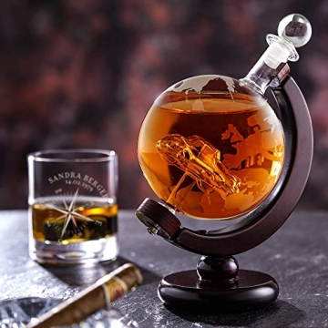 AMAVEL Whiskykaraffe Globus mit innenliegendem Auto und Whiskyglas mit Kompass Gravur, Personalisiert mit Name und Datum - 6